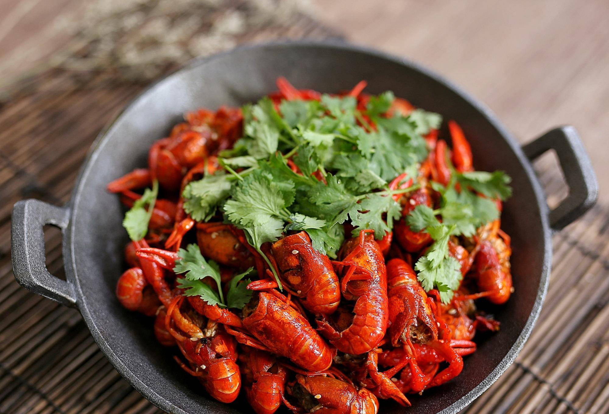 原创小龙虾还是自己做的好吃,虾肉鲜嫩又入味,一锅成本才30,真划算