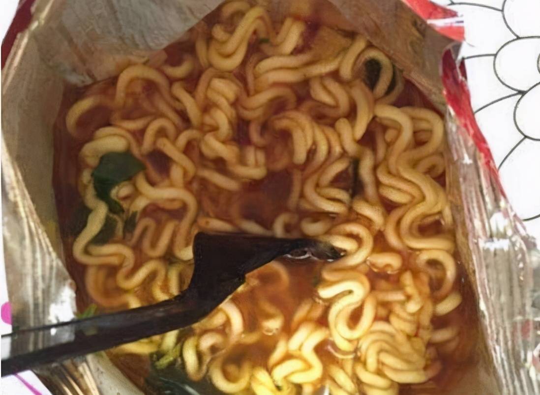 乾脆面這種小零食，你喜歡放粉包吃嗎？ 熱愛美食 第3张