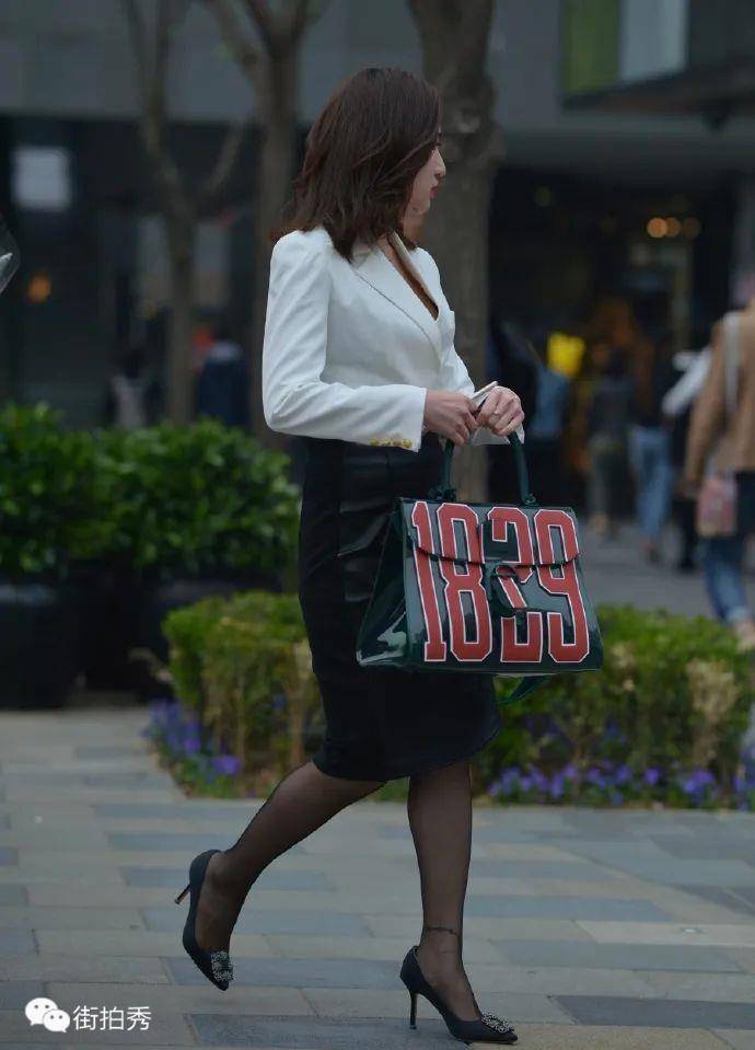 街拍 穿白衣黑裙的长发气质性感美女 粉紫色