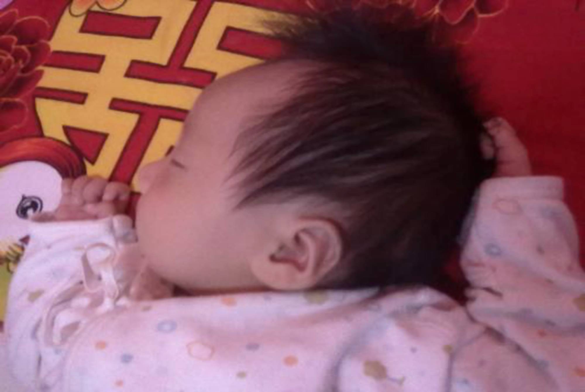 婴儿几个月会抓自己的头发 361711b38aea440594021171cd336a1a.jpeg