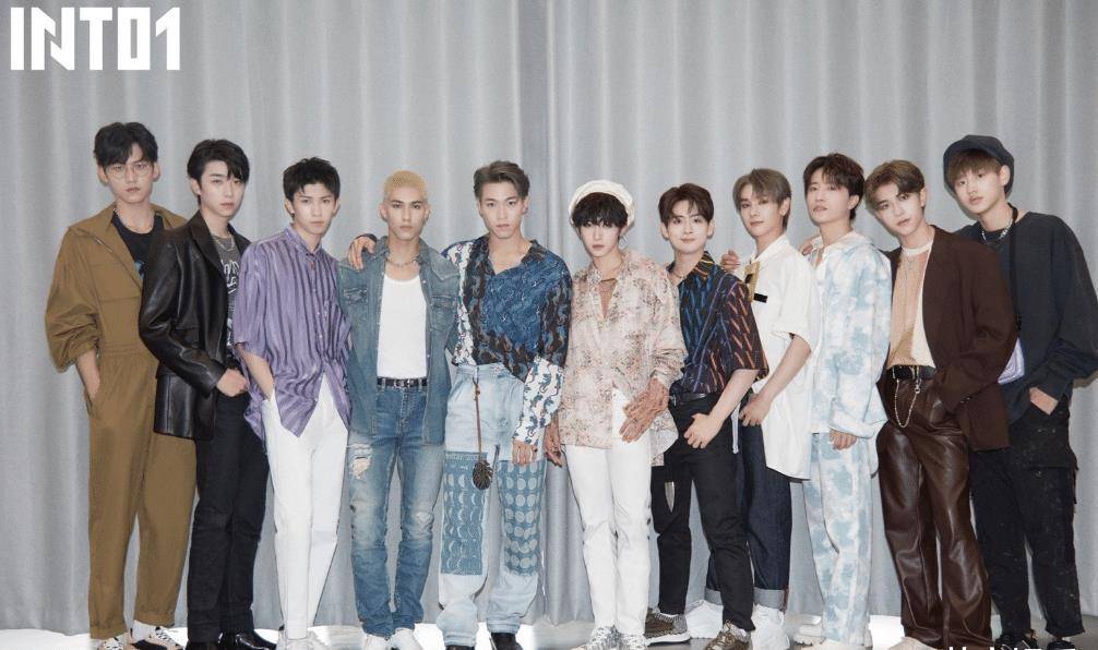 into1成团后首晒合照刘宇被模糊c位粉丝不满后援会急忙捍卫