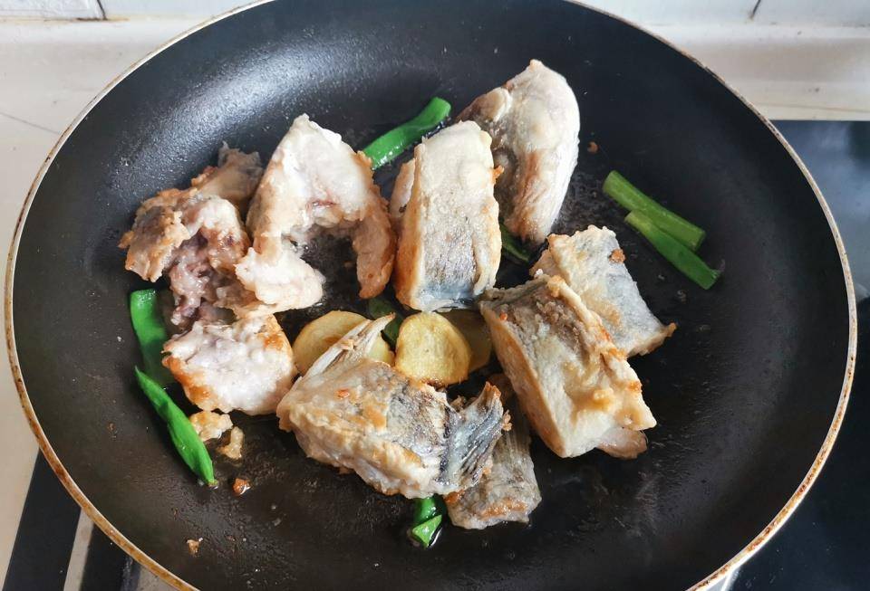 春天,吃雞肉吃羊肉不如吃它潤燥,簡單一燉鮮香美味,貴點也值了_鱸魚