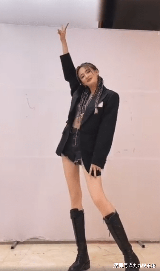 原创26岁徐璐穿热裤跳舞笔直白皙美腿太抢镜