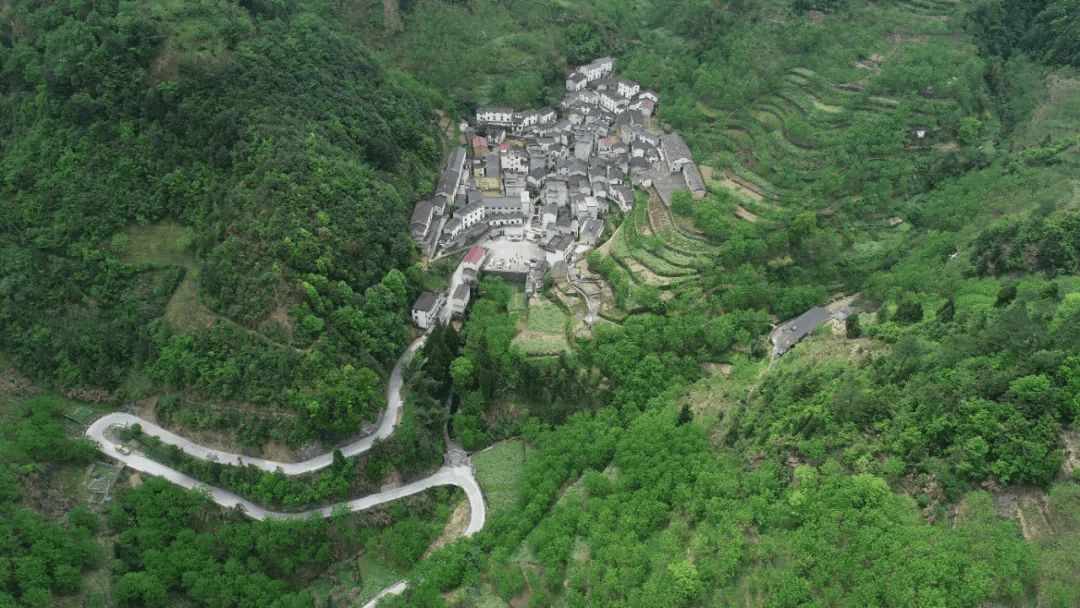 距威坪镇17公里,一脚踩两省(浙江,安徽),跨两县(淳安,歙县)