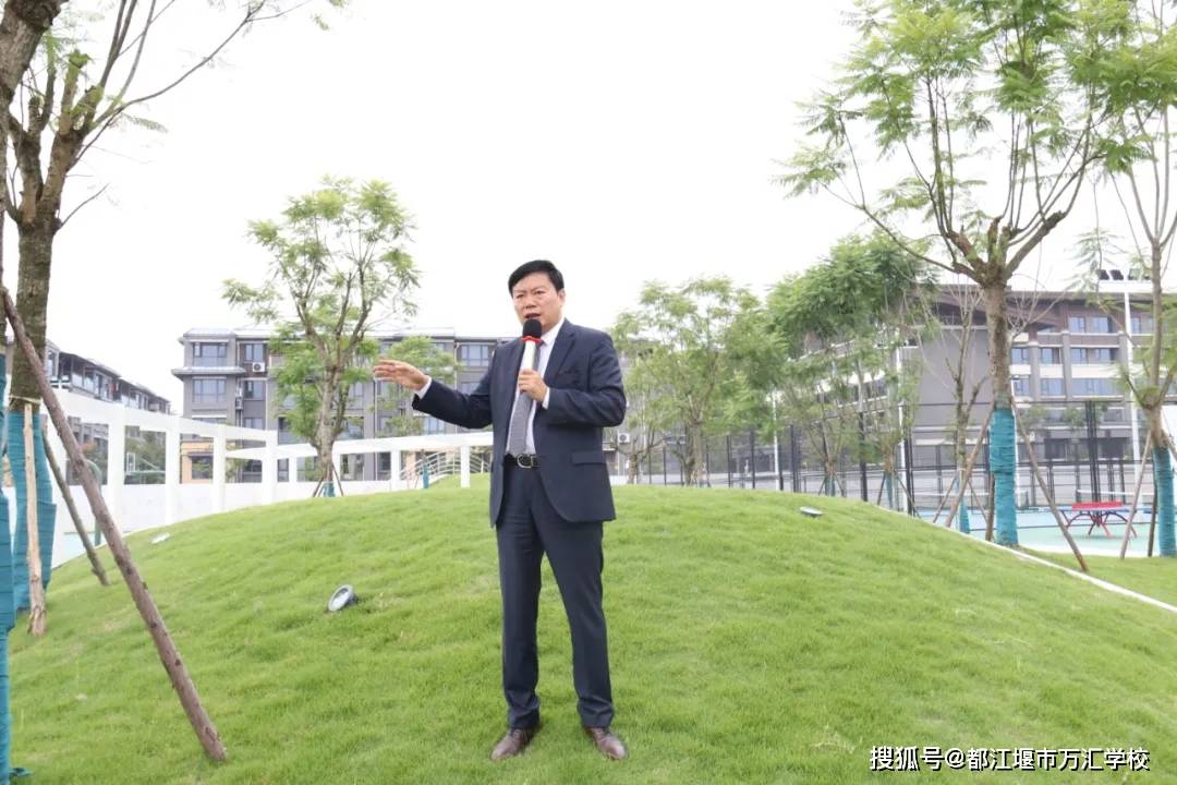 在讲座的最后,李栋总校长展示了芬兰的家政课,通过课例展示孩子们在"