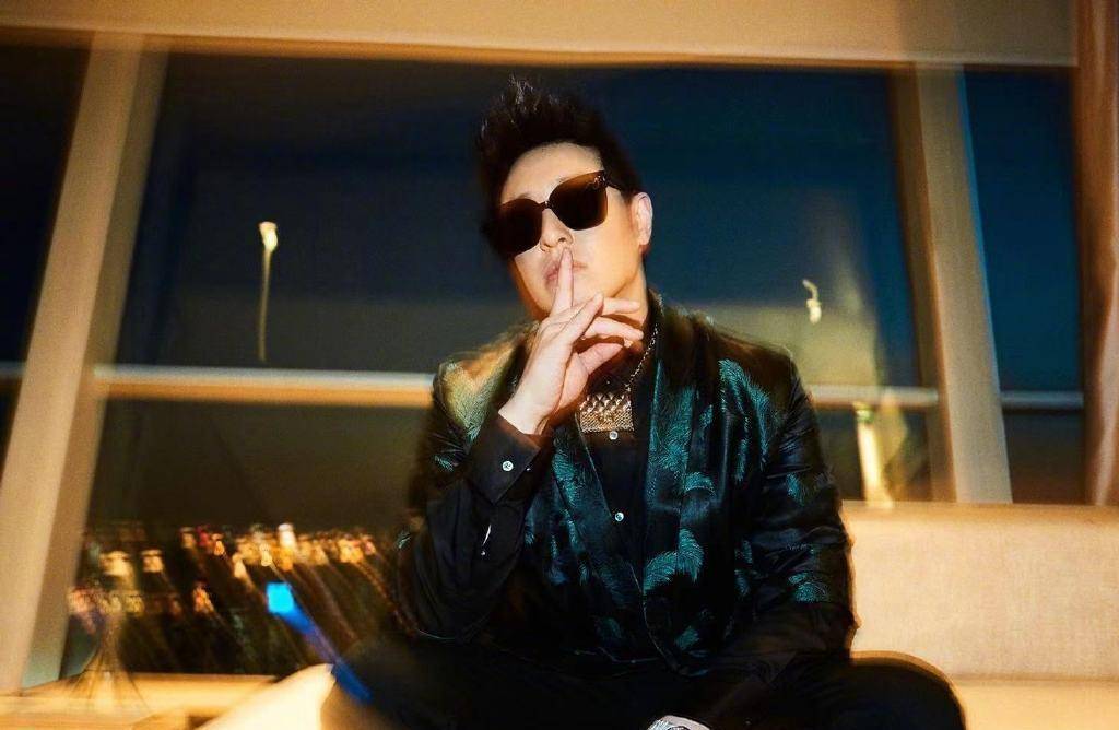 宣云素颜近照曝光,大眼睛圆脸蛋颜值超高,边吃饭边看着潘玮柏_luna