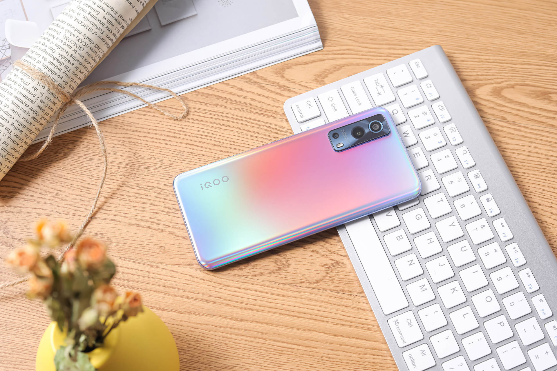 还能够带来细腻的触摸手感,使得笔者在拿到星云配色iqoo z3的一瞬间就