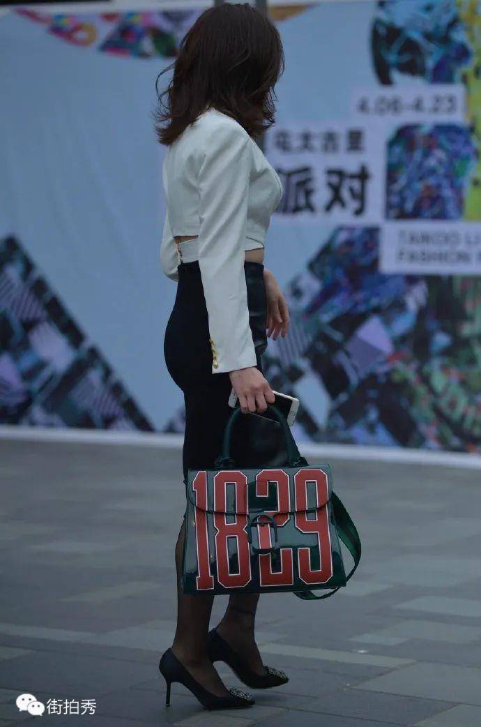 街拍 穿白衣黑裙的长发气质性感美女 粉紫色