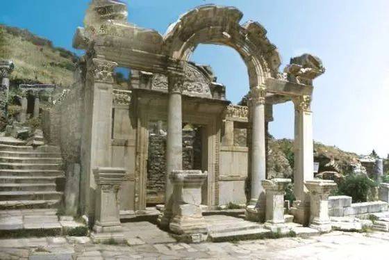 土耳其不可忽略的陵墓，精美壮观，已然屹立2000多年