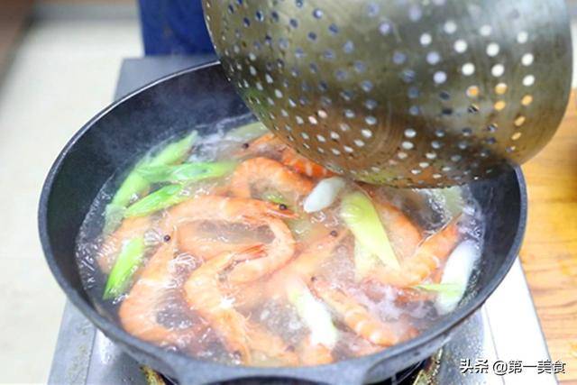 做白灼蝦最忌直接下鍋煮3招還原粵式做法蝦肉鮮甜又滑嫩