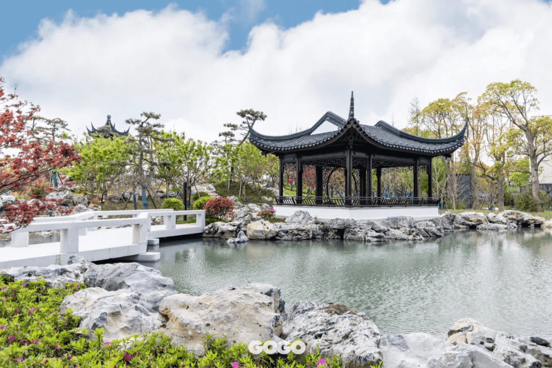 湖心的"小江南"更是迷人别具韵味的江南园林景观吸引着游人纷沓而至约