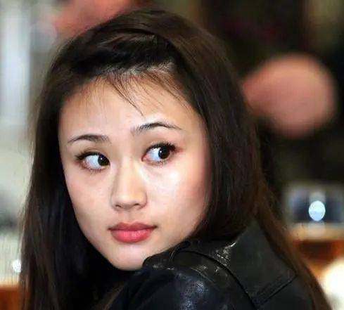 上节目拽英文惹怒吴京,去农村也一脸嫌弃_李安琪