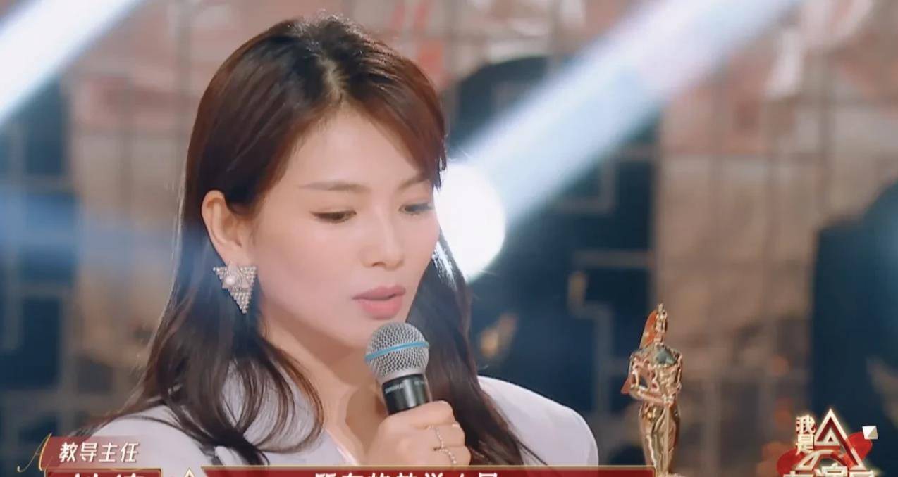 领到了金扫把奖,一向坚强的刘涛在节目现场崩溃大哭