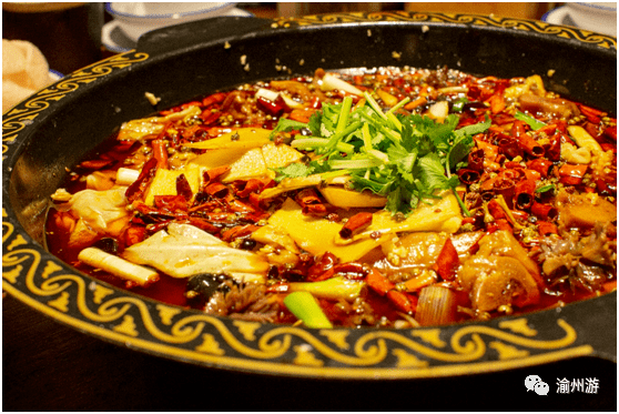 太和小酒馆始于1994年,"水煮三花冬吃羊,八宝冰粉八碗菜,社区食堂盅蛊