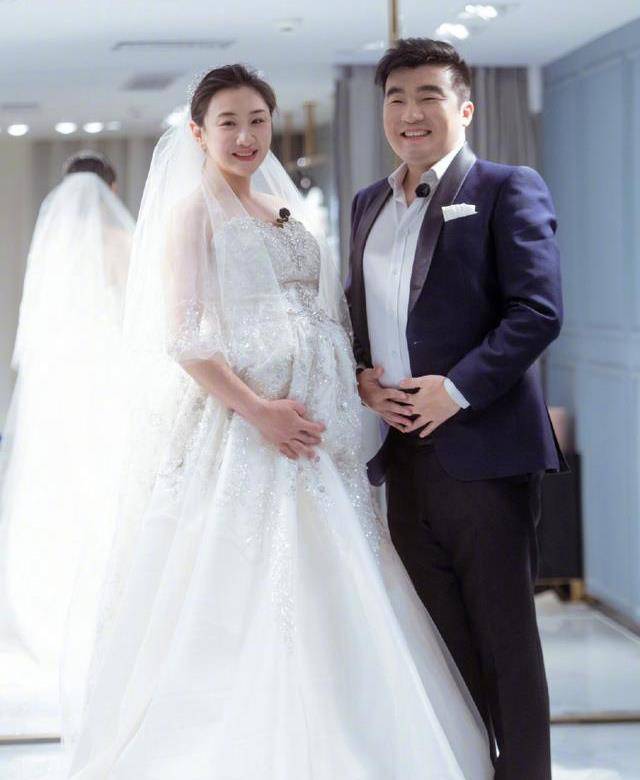 原创何雯娜孕肚婚纱照穿婚纱优雅大方和老公梁超甜蜜对视