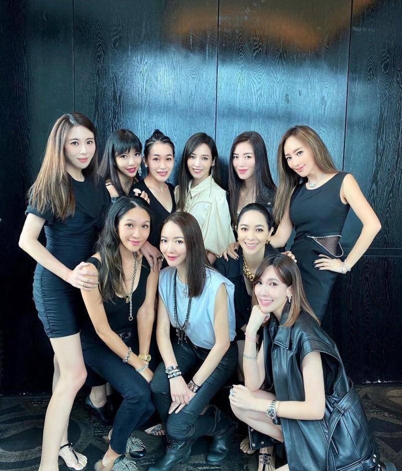 有趣的是,这组照片中除了关颖,林牧洁外,还有个人大家都熟悉,那就是