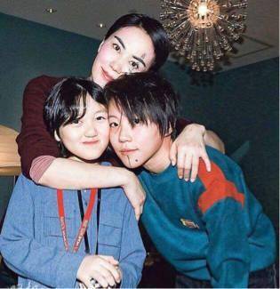 明星怎么教育孩子？刘诗诗不怕孩子磕碰，王菲黄磊放养，成龙输了