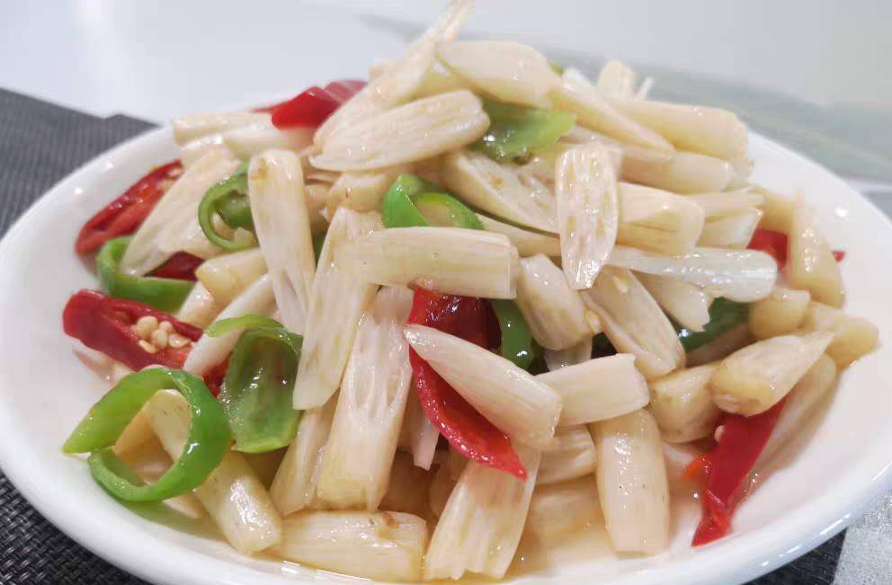 这道炝炒藕尖是不是颜值很高,看着就流口水,藕尖的味道清爽脆嫩,它