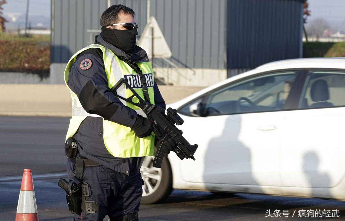 将mp5拉下神坛的"ump"冲锋枪,为什么被37个国家认同并装备_mm