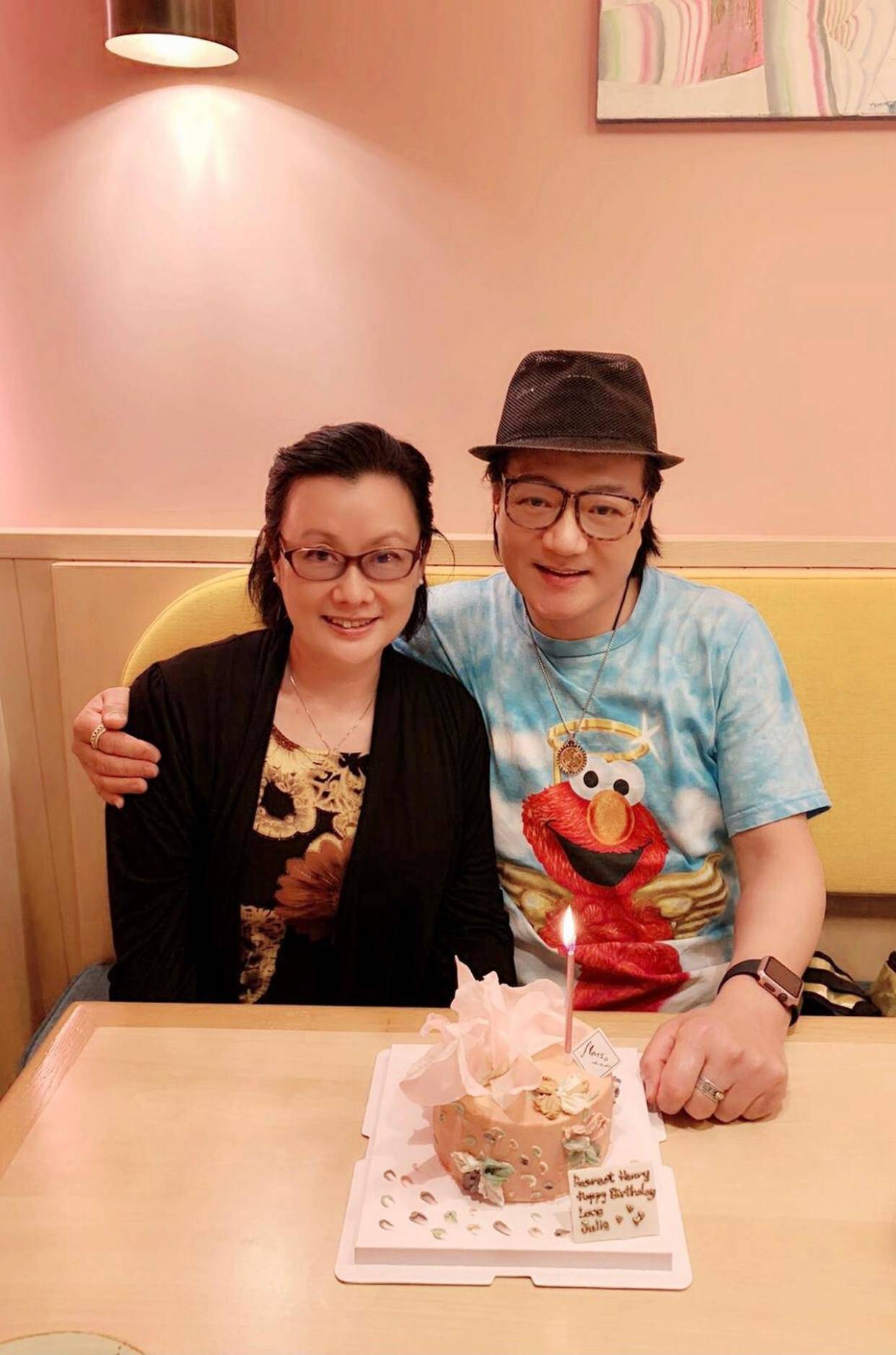 原创63岁老戏骨鲁振顺为女友置办嫁妆,戴五只大金猪,看中72万的钻戒