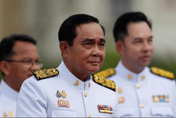 泰国总理不戴口罩被罚款,他喜欢身穿军装,15枚勋章彰显功绩