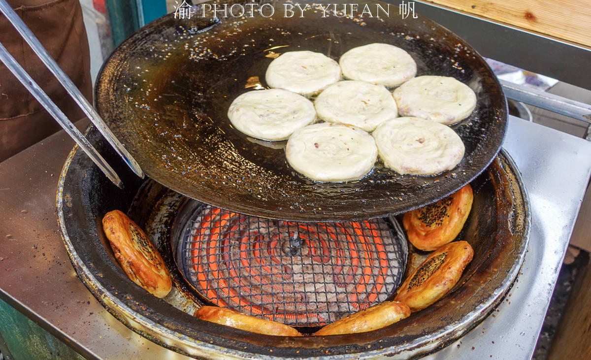 重庆一位老人做锅盔32年,7元一个忙不停,年入百万让人羡慕