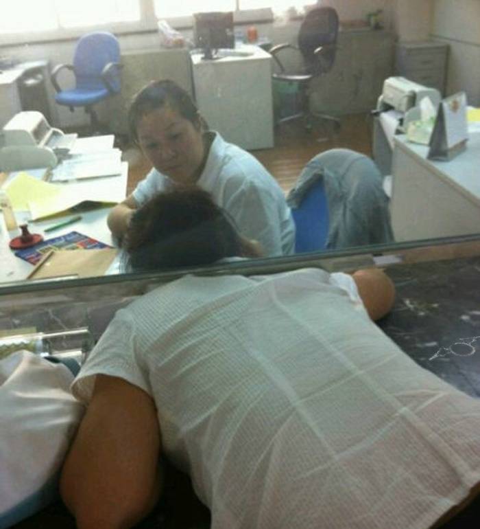原创
每日一笑:现在没人敢走他后面了