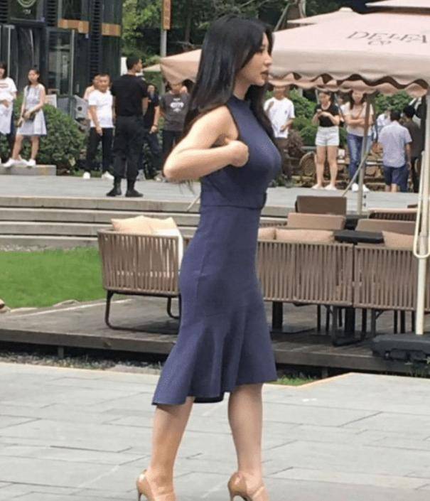 41岁柳岩被路人抓拍,身材引热议:还算是女神吗