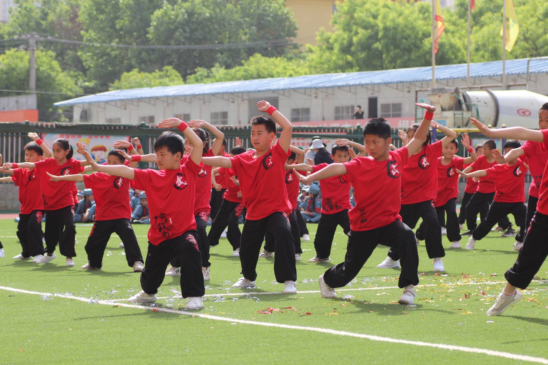 喜迎十四運少年展風采咸陽古渡中心小學舉行春季運動會