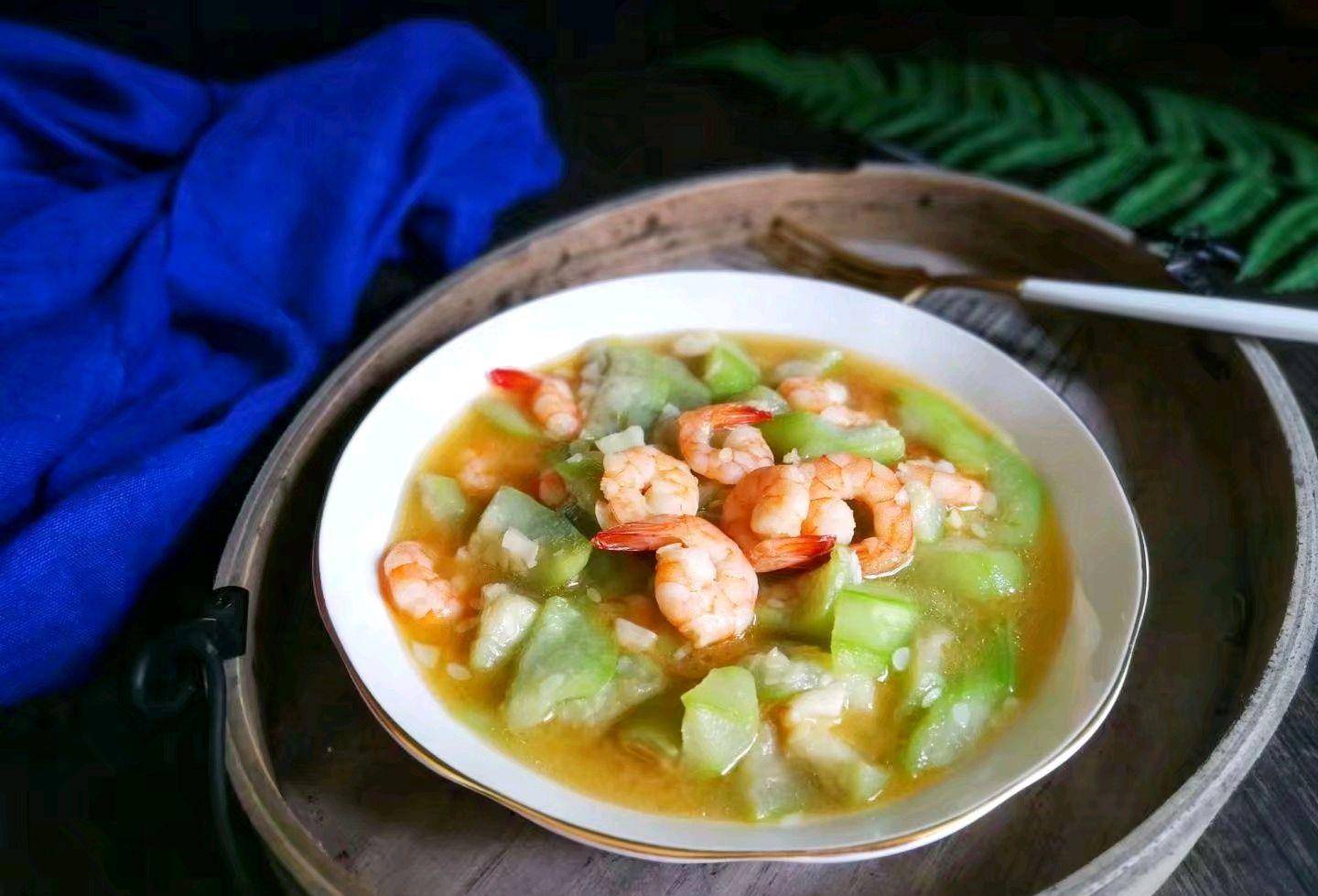 丝瓜和虾仁是完美搭配简单炒一炒鲜美又下饭