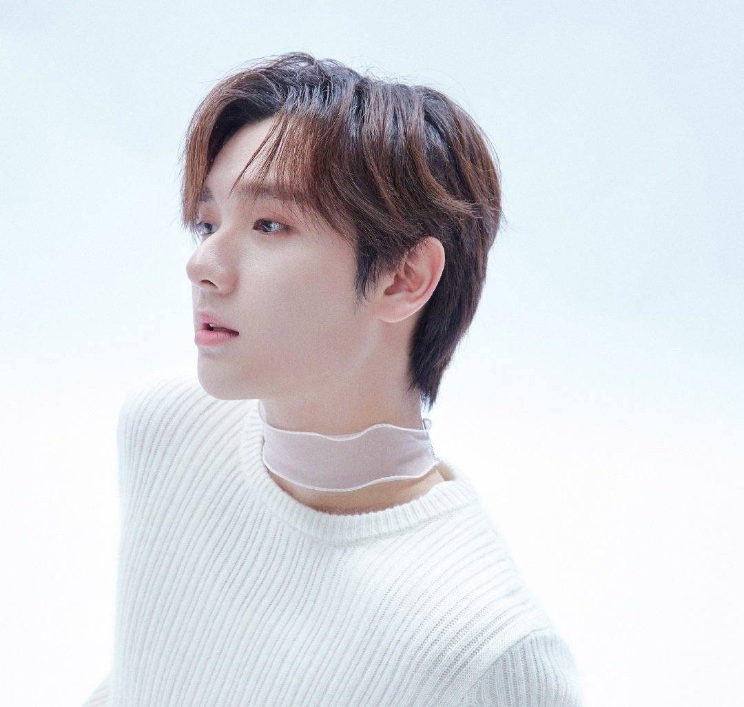 二公舞台上高卿尘在vocal组《你就不要想起我》里夺