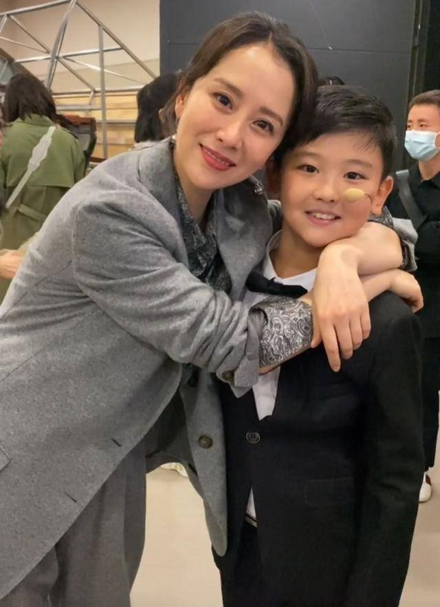 小演员晒与海清的同框照,脸贴脸拍照显得亲密,是出身名门的大小姐