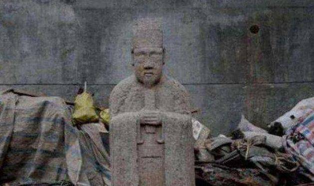 梦境解析，未死之人跪墓前，项上无头变头被砸的深层含义