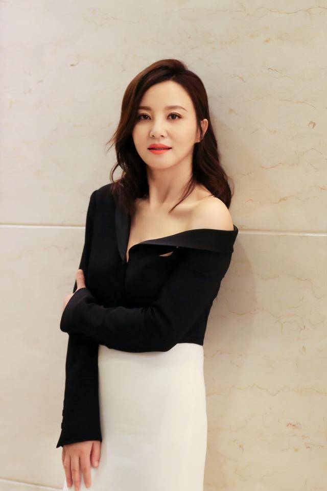 原创51岁陶红太丰盈穿露肩上衣大秀奶白肌凹凸身材不像60后