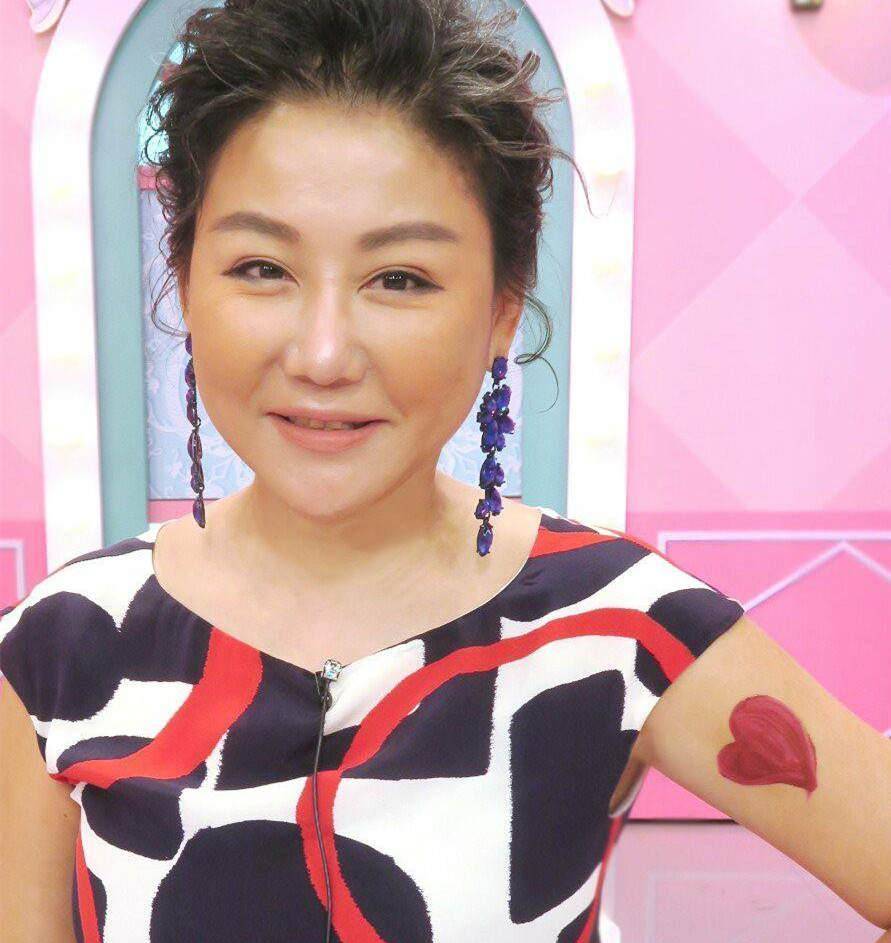 55岁知名女星在浴室不慎摔倒,连续多天头晕呕吐,已入院检查_蓝心湄