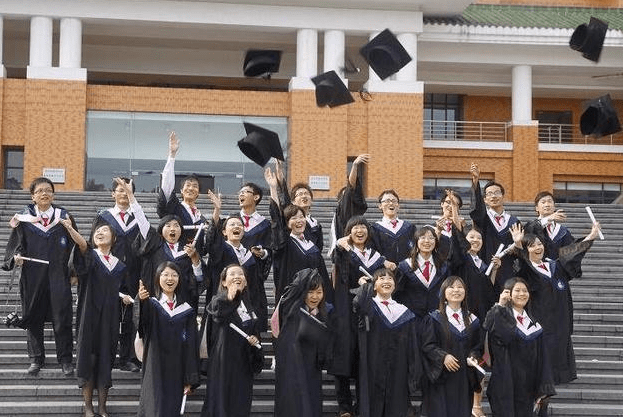 原创专科生穿学士服拍毕业照被网友质疑必须有学位才算大学生