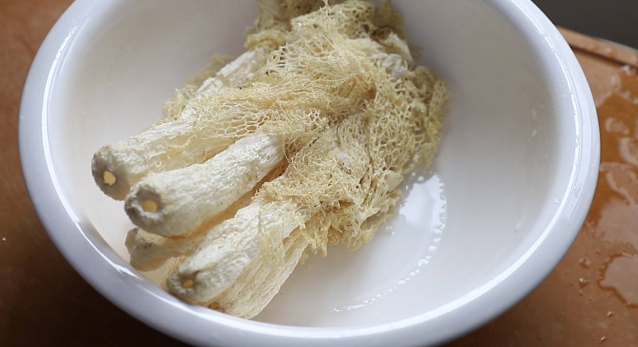 原创
竹荪鸡汤鲜美滋补,你却把它炖成了洗衣粉味儿,主要错在这一步