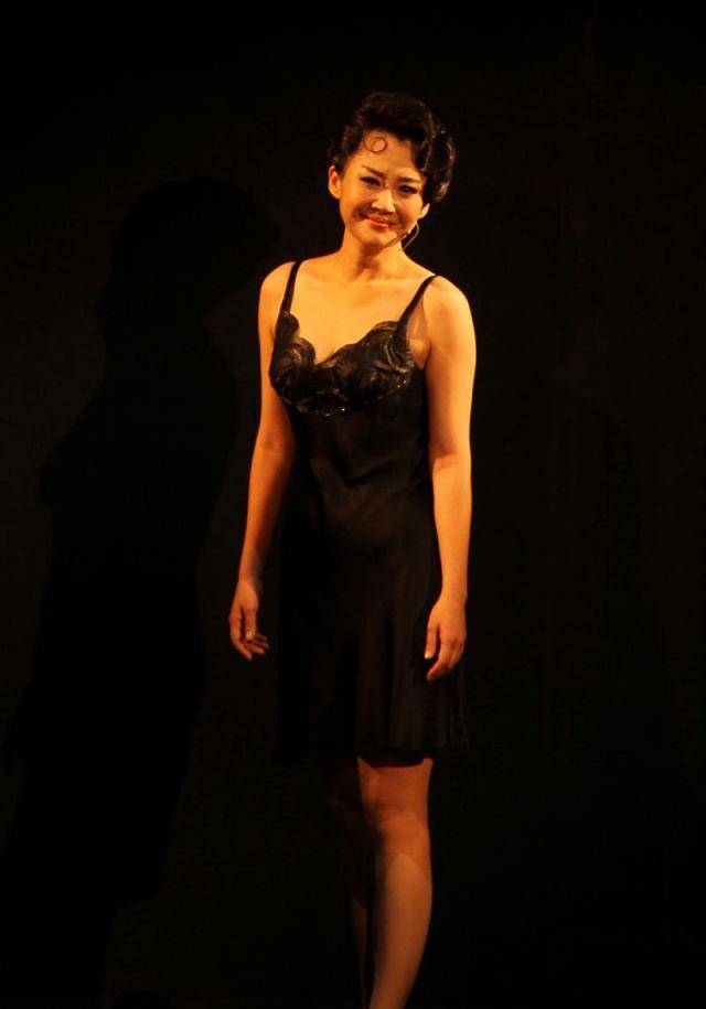 原创许晴也太大胆了吧穿着蕾丝睡裙就亮相露出滚圆小腹显尴尬