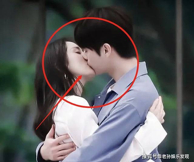 原创许凯拍完吻戏擦嘴,网友认为是对女方不尊重,粉丝觉得冤枉了男主