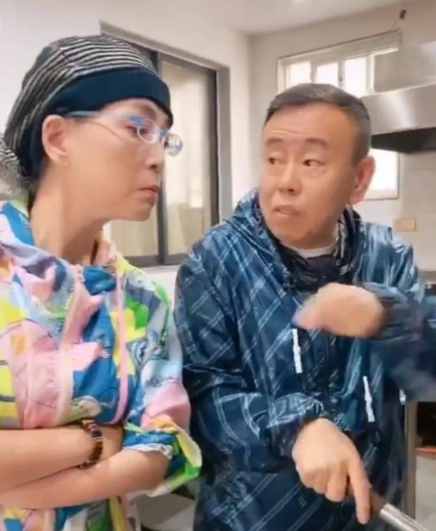 潘长江现身和石榴姐苑琼丹同框苑琼丹满脸嫌弃