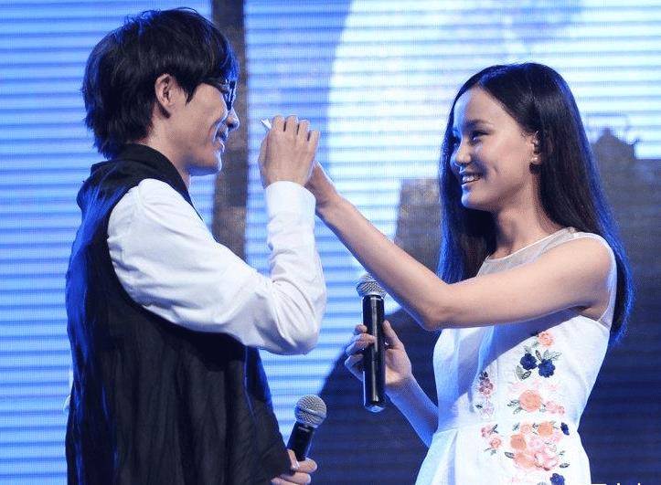 黄龄许嵩疑似恋情曝光两人相约一起看孔雀几年前就在一起了