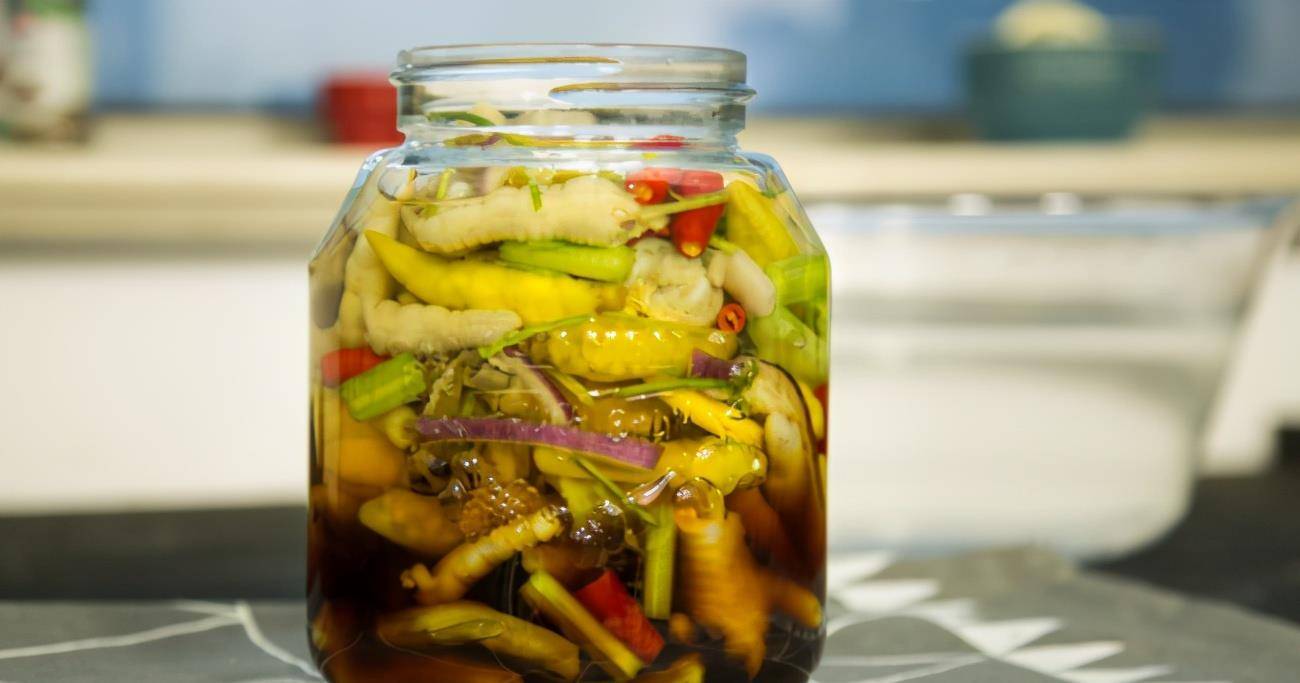 自制酸辣凤爪味道酸爽辣的开胃吃上一口就忘不掉