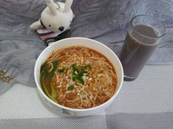 原创
正宗的重庆小面佐料是其灵魂所在
