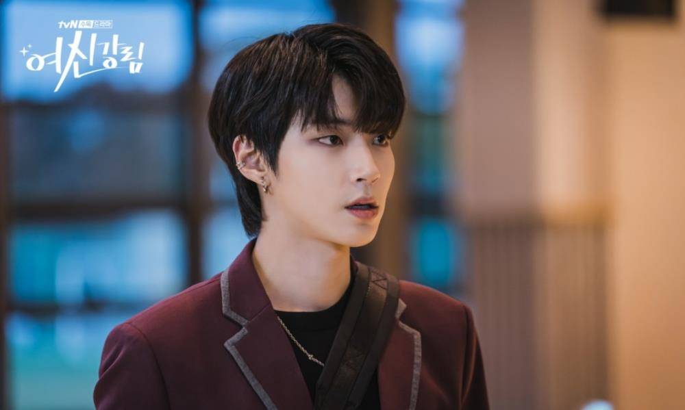 黄寅烨从早期开始就喜欢在ig上分享自己的长腿照,身