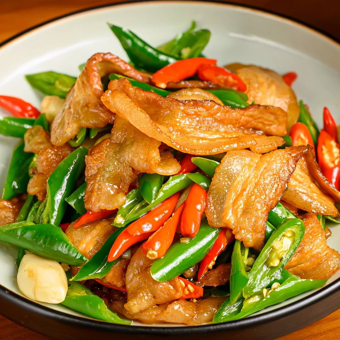 川街小巷还有多款招牌菜品,川街毛肚,家乡小炒肉,手撕杂菇,红糖滋粑