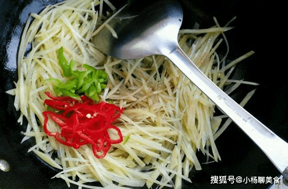 原创
爱吃土豆丝的注意了,学会这1招,味道不比饭店差,清脆又爽口!