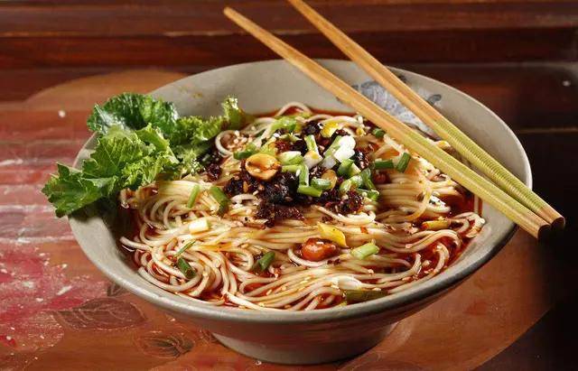 原创
正宗的重庆小面佐料是其灵魂所在