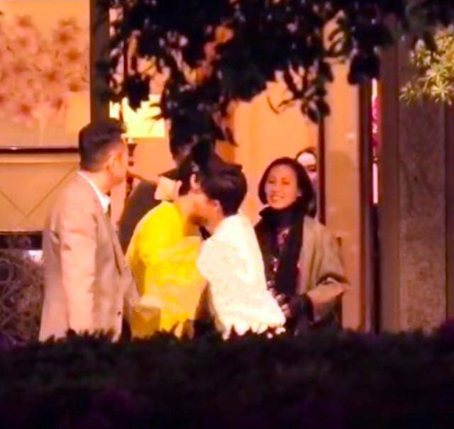 刘嘉玲黄晓明深夜聚餐 鞠躬挥手毕恭毕敬