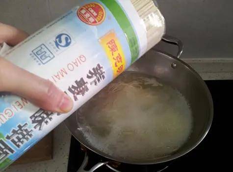 原创
正宗的重庆小面佐料是其灵魂所在