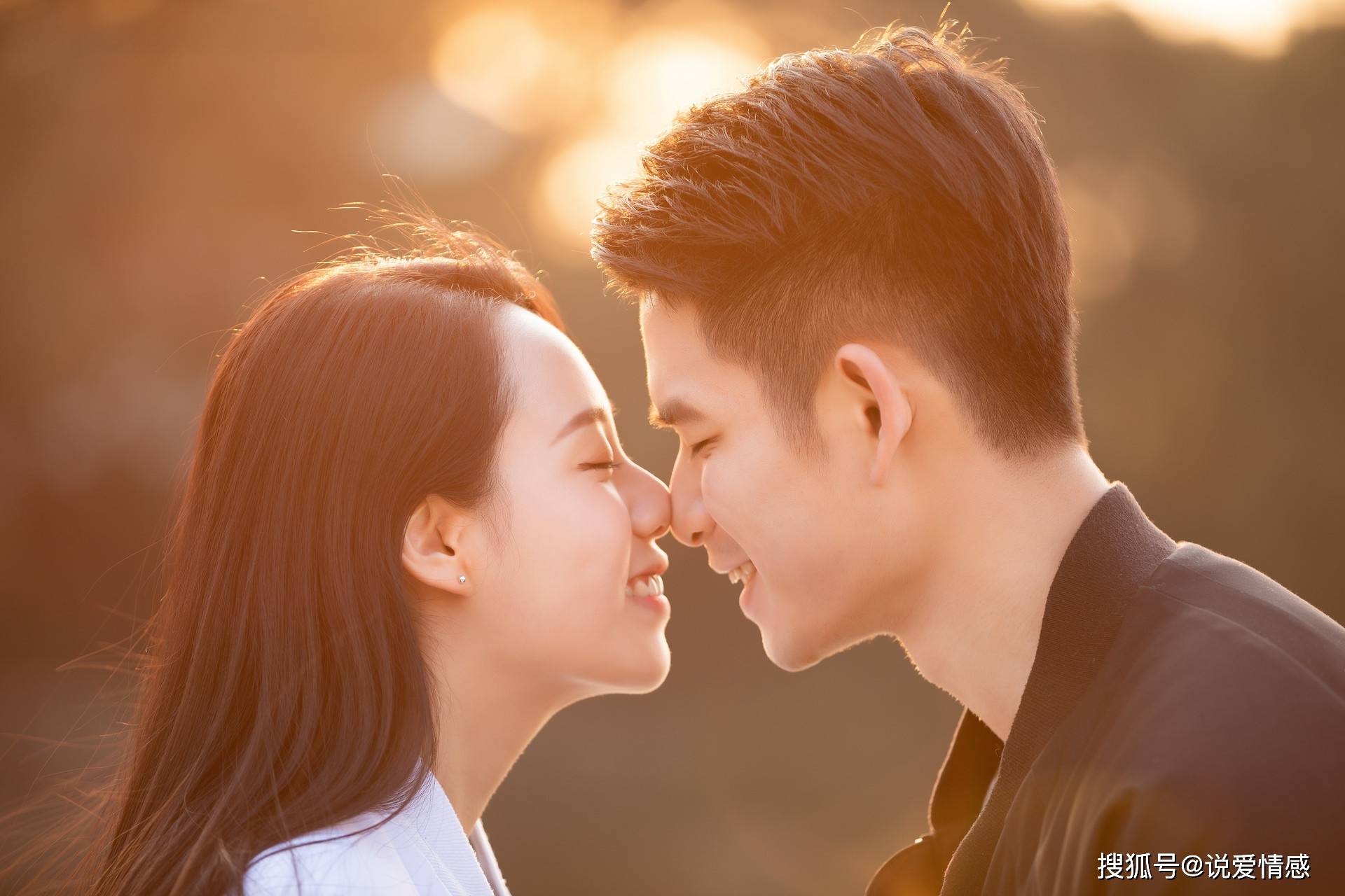 为什么真心相爱的情侣 会不自觉地想接吻 这是我听过最好的解释 对方